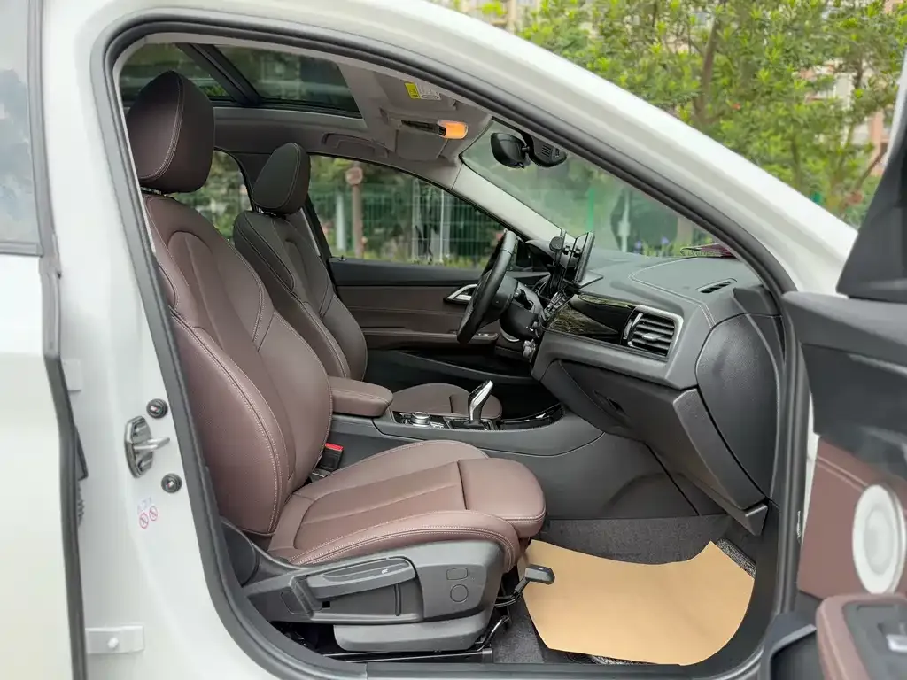 BMW 1 Series 2023 из CN, фото 10