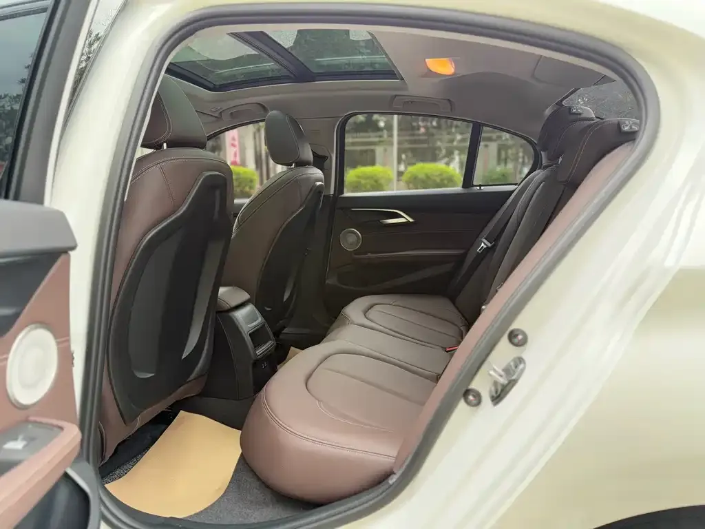 BMW 1 Series 2023 из CN, фото 9