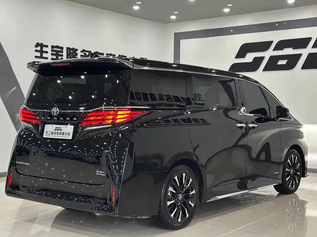 Toyota Alphard — фото 4