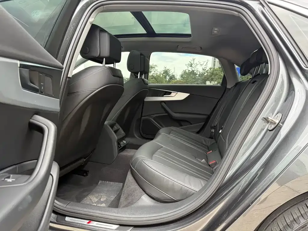 Audi A4L 2021 из CN, фото 6