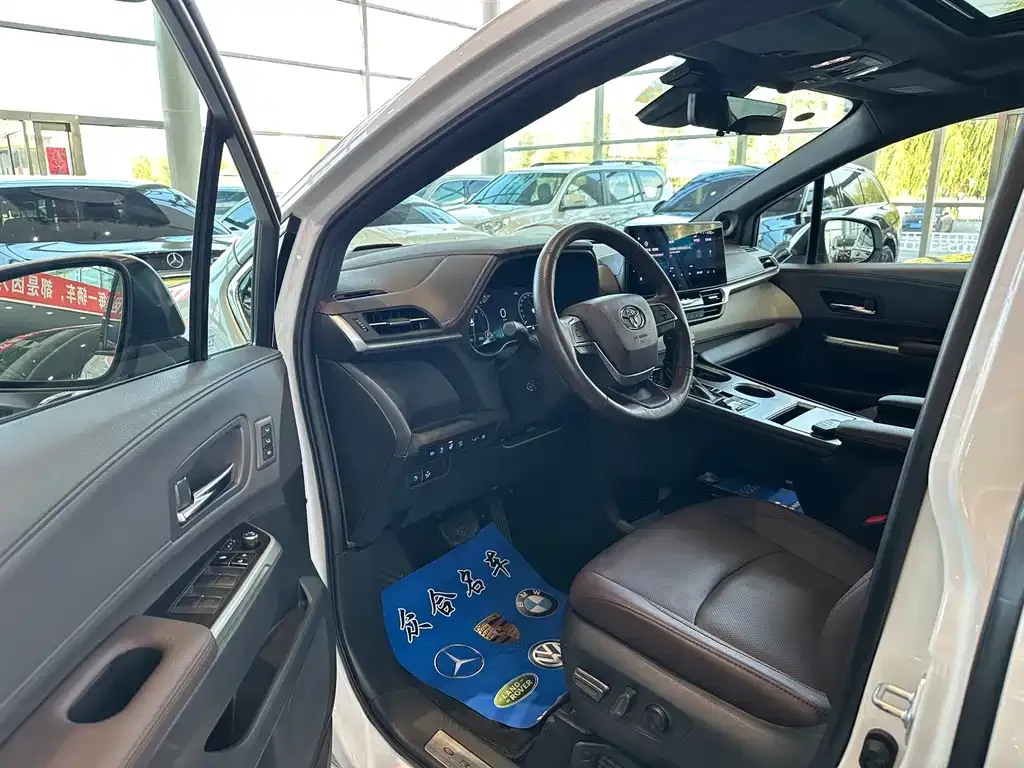 Toyota Granvia 2023 из CN, фото 7