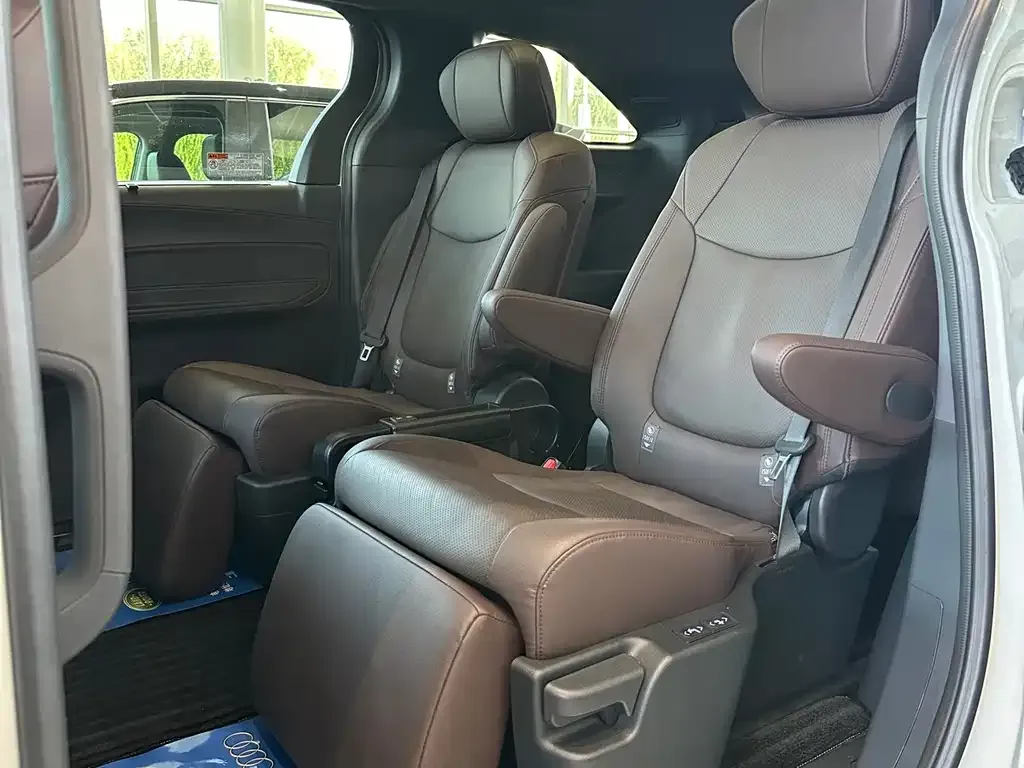 Toyota Granvia 2023 из CN, фото 8