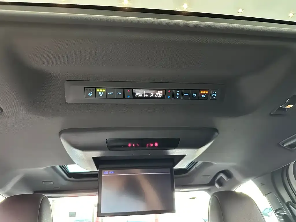 Toyota Granvia 2023 из CN, фото 9