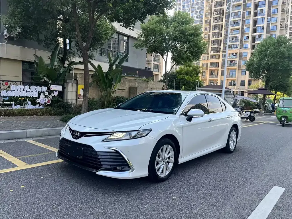 Toyota Camry — фото 1