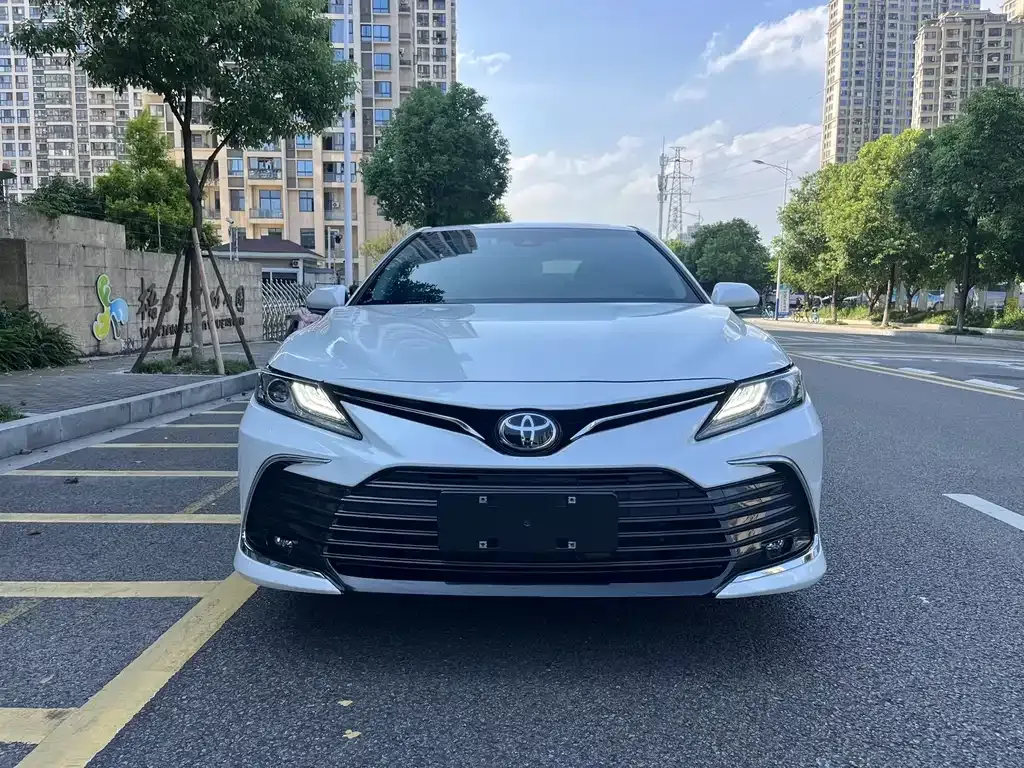 Toyota Camry — фото 2