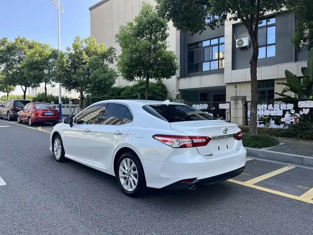 Toyota Camry — фото 4