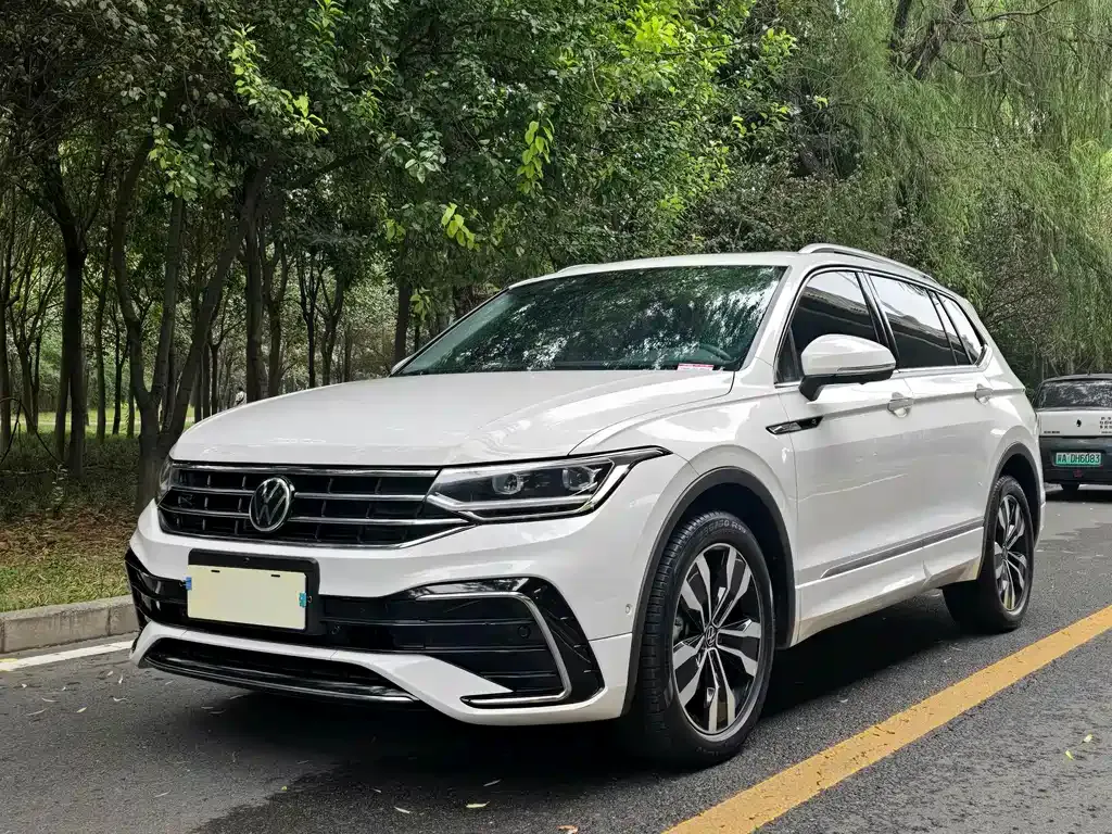 Volkswagen Tiguan L — фото 1