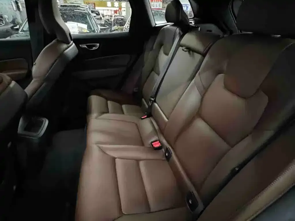 Volvo XC60 2023 из CN, фото 8