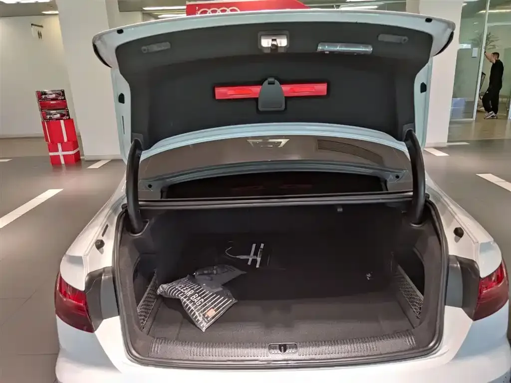 Audi A4L 2022 из CN, фото 2