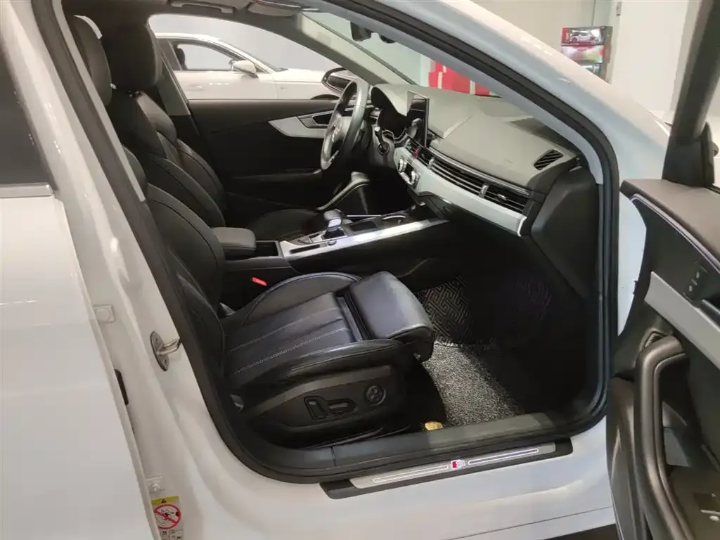 Audi A4L 2022 из CN, фото 4