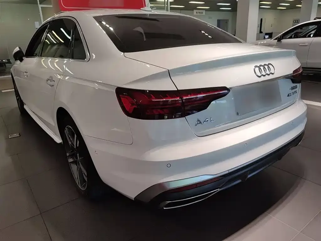 Audi A4L 2022 из CN, фото 9