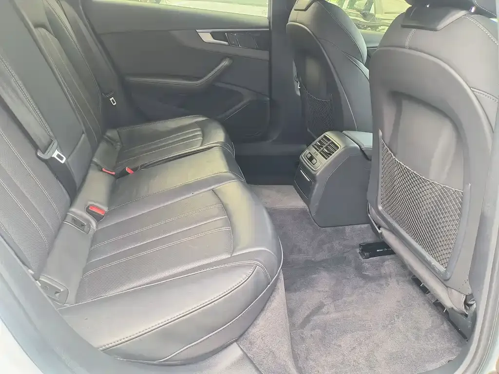 Audi A4L 2023 из CN, фото 10