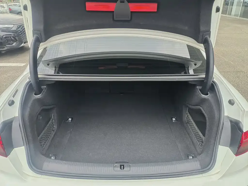 Audi A4L 2023 из CN, фото 7