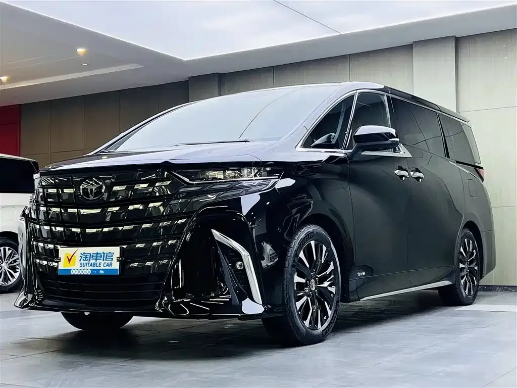 Toyota Alphard — фото 1