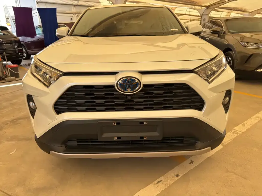 Toyota RAV4 — фото 1