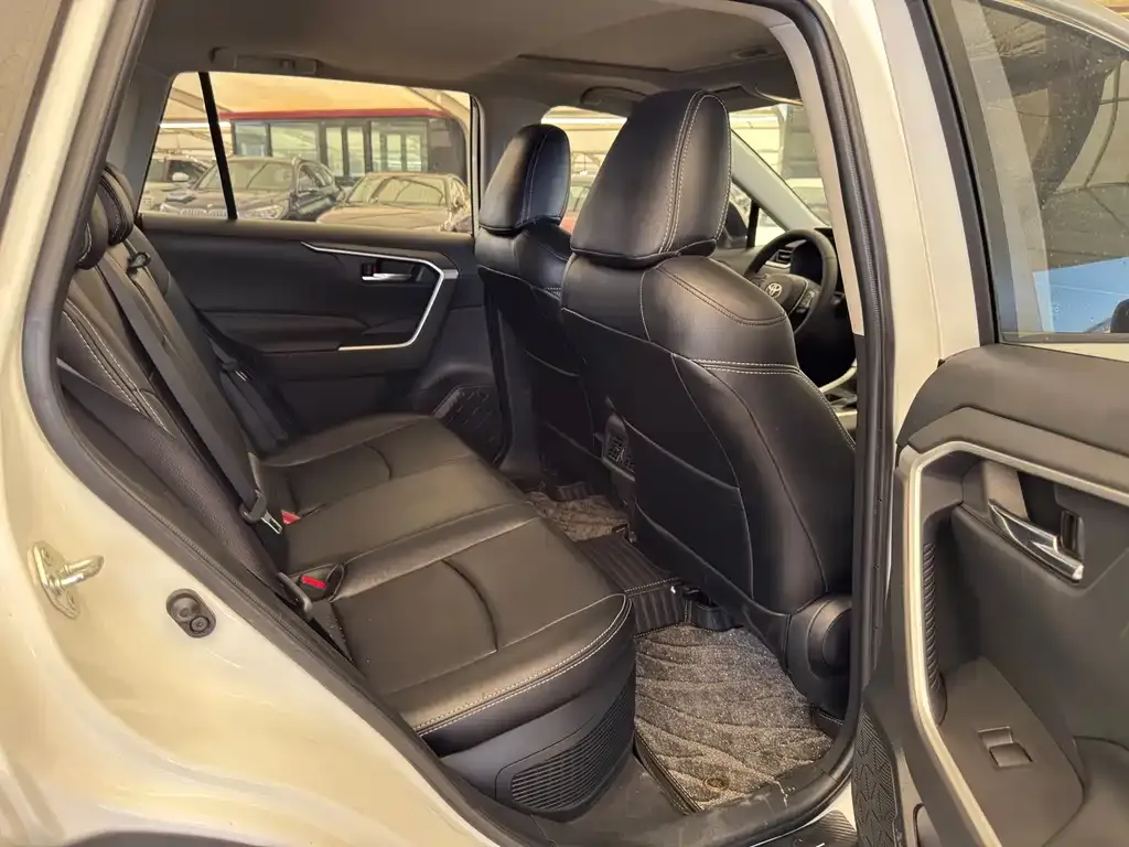 Toyota RAV4 — фото 4