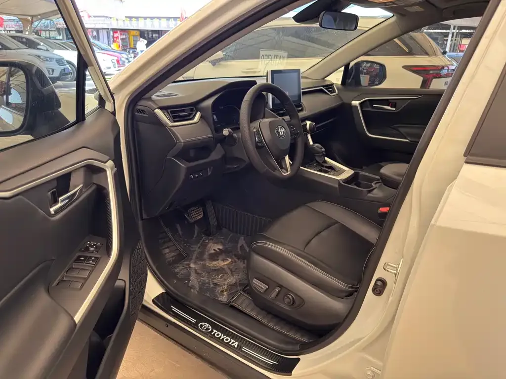 Toyota RAV4 — фото 7