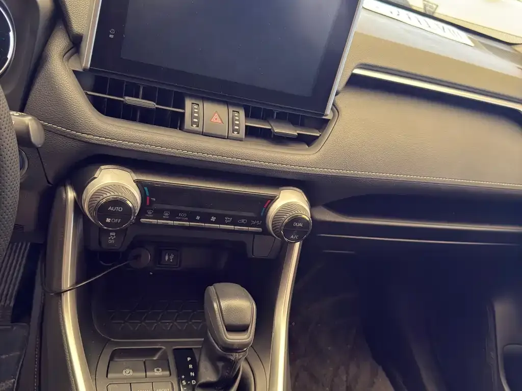 Toyota RAV4 — фото 9