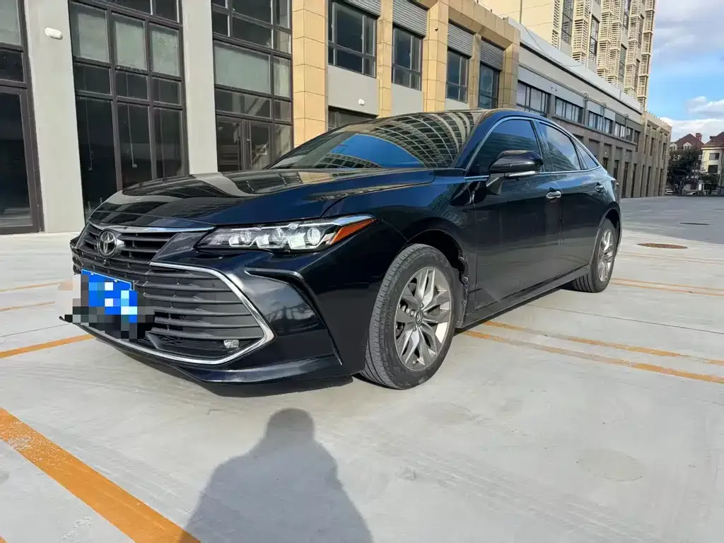 Toyota Avalon — фото 1