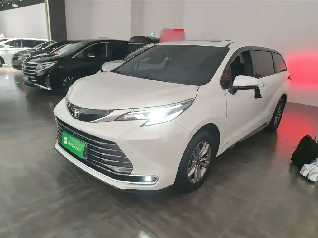 Toyota Sienna — фото 2