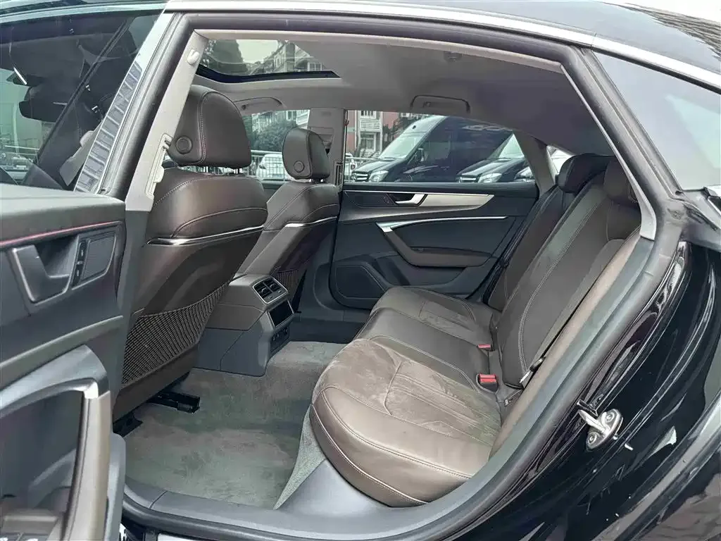 Audi A7L 2023 из CN, фото 10