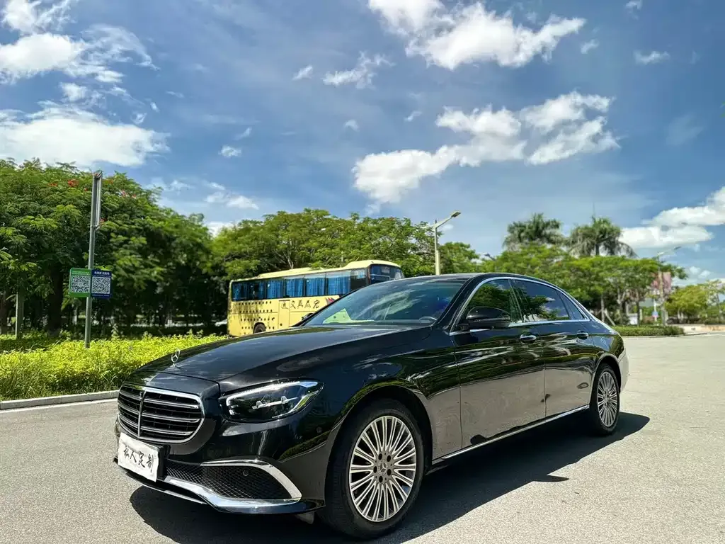 Mercedes-Benz E-Class — фото 1