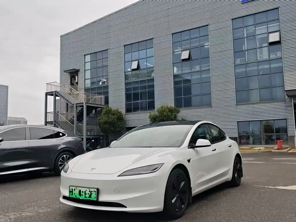 Tesla Model 3 — фото 1