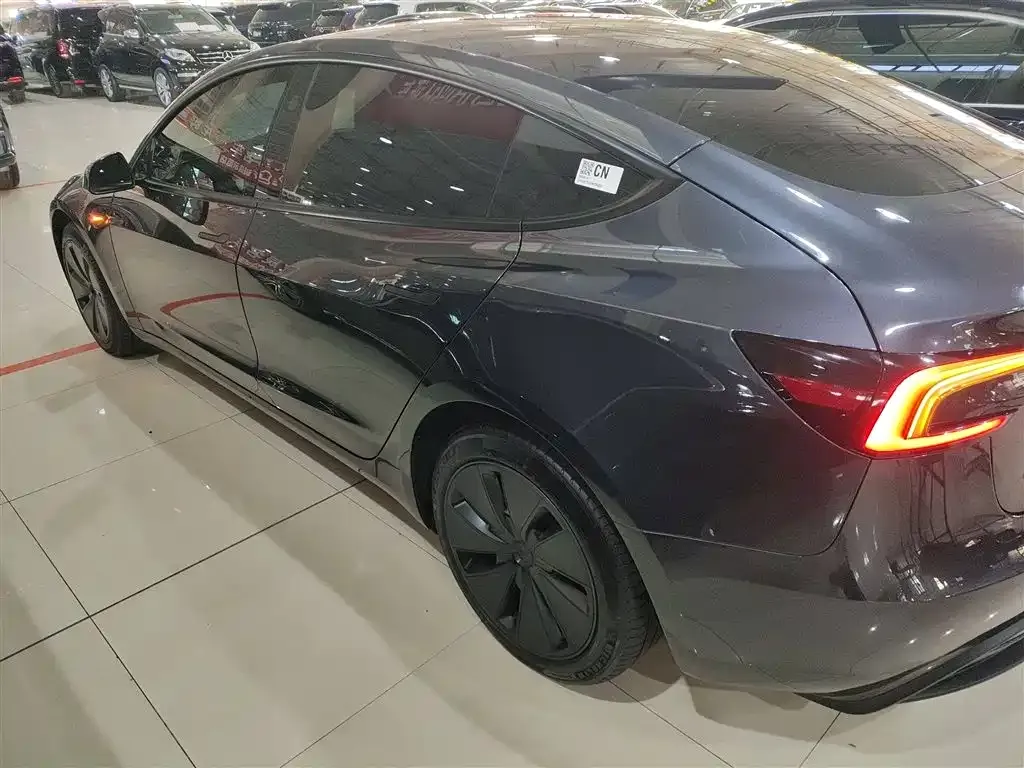 Tesla Model 3 — фото 4