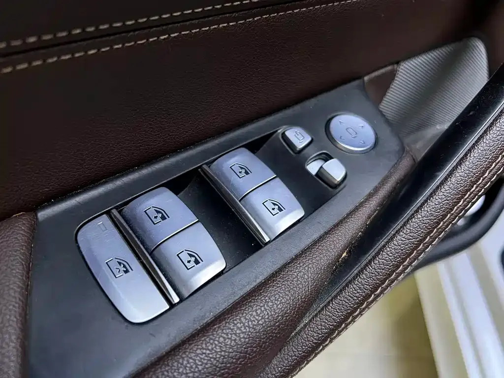 BMW 5 Series 2023 из CN, фото 6