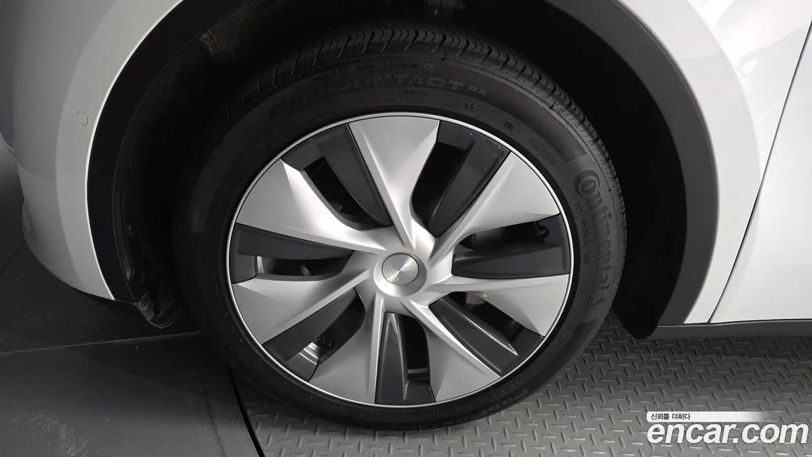 Tesla Model Y — фото 5
