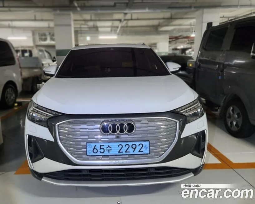 Audi Q4 e-tron — фото 1