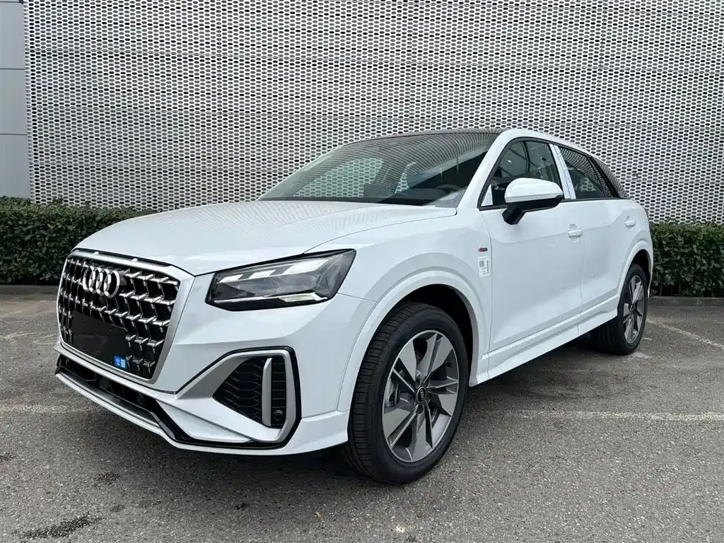 Audi Q2L — фото 1