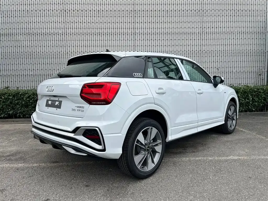 Audi Q2L — фото 8
