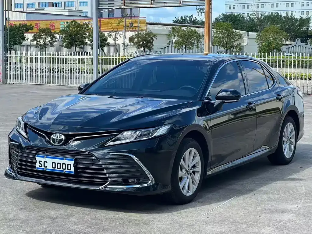 Toyota Camry — фото 1