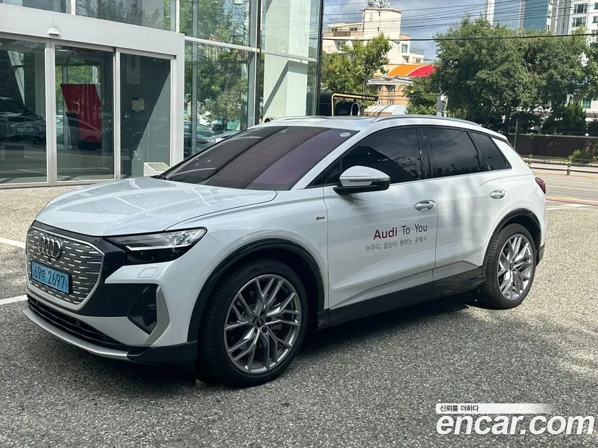 Audi Q4 e-tron — фото 1