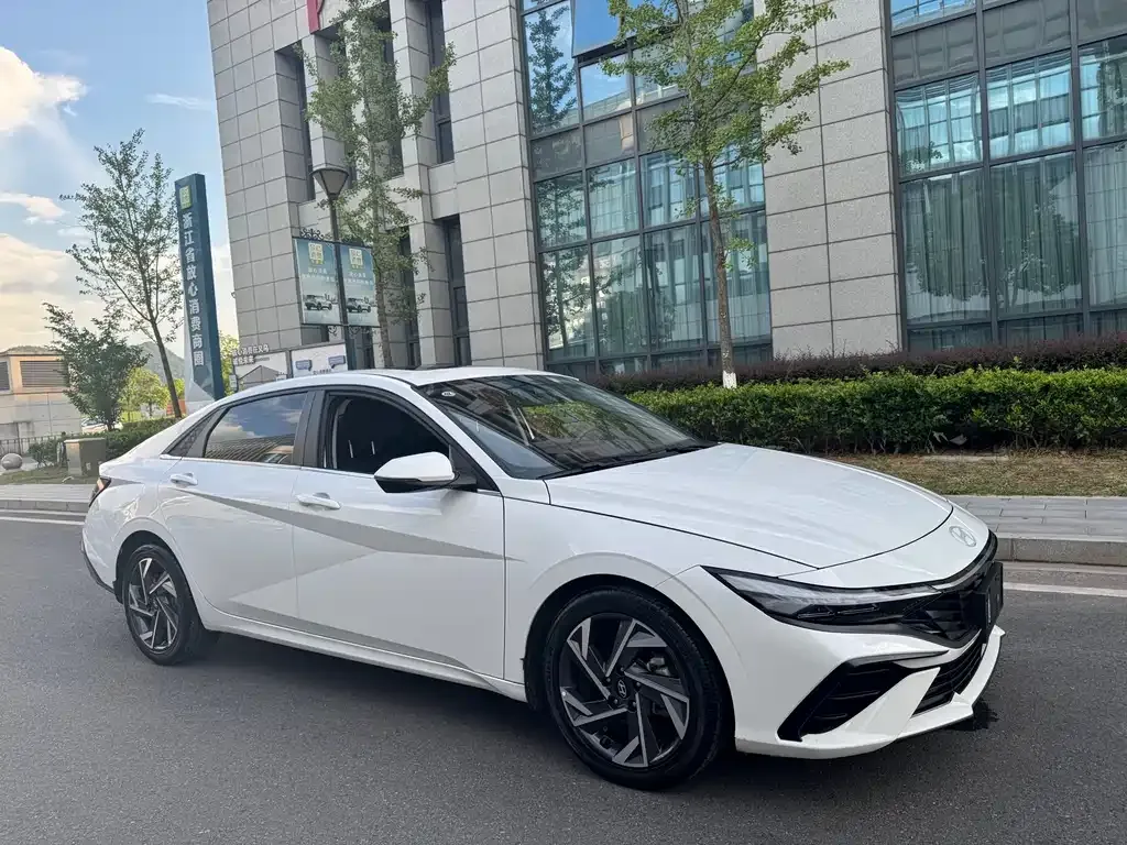 Hyundai Elantra 2023 из CN, фото 1