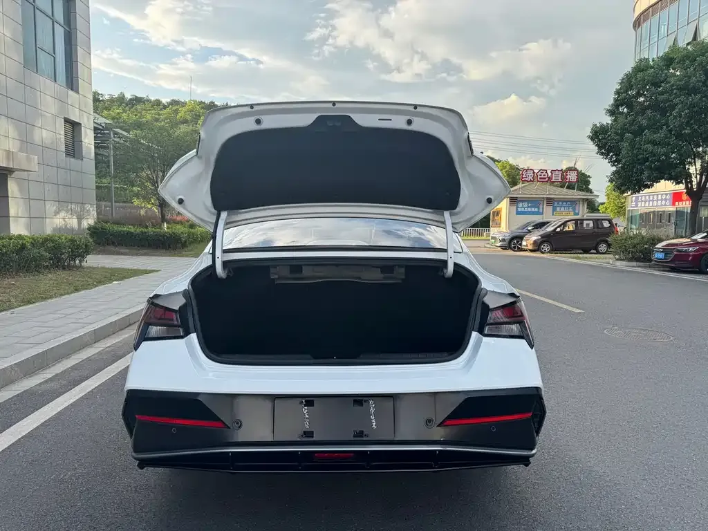 Hyundai Elantra 2023 из CN, фото 10