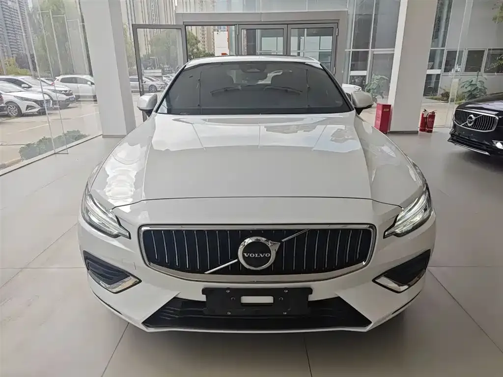 Volvo S60 2024 из CN, фото 3