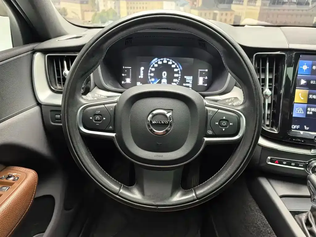 Volvo XC60 — фото 4