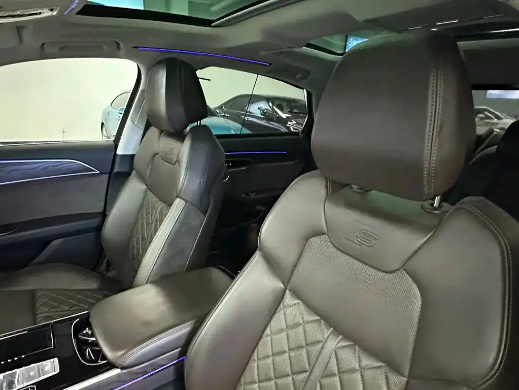 Audi A8 2022 из CN, фото 8