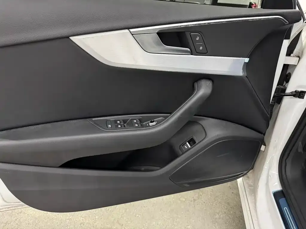 Audi A4L 2021 из CN, фото 4