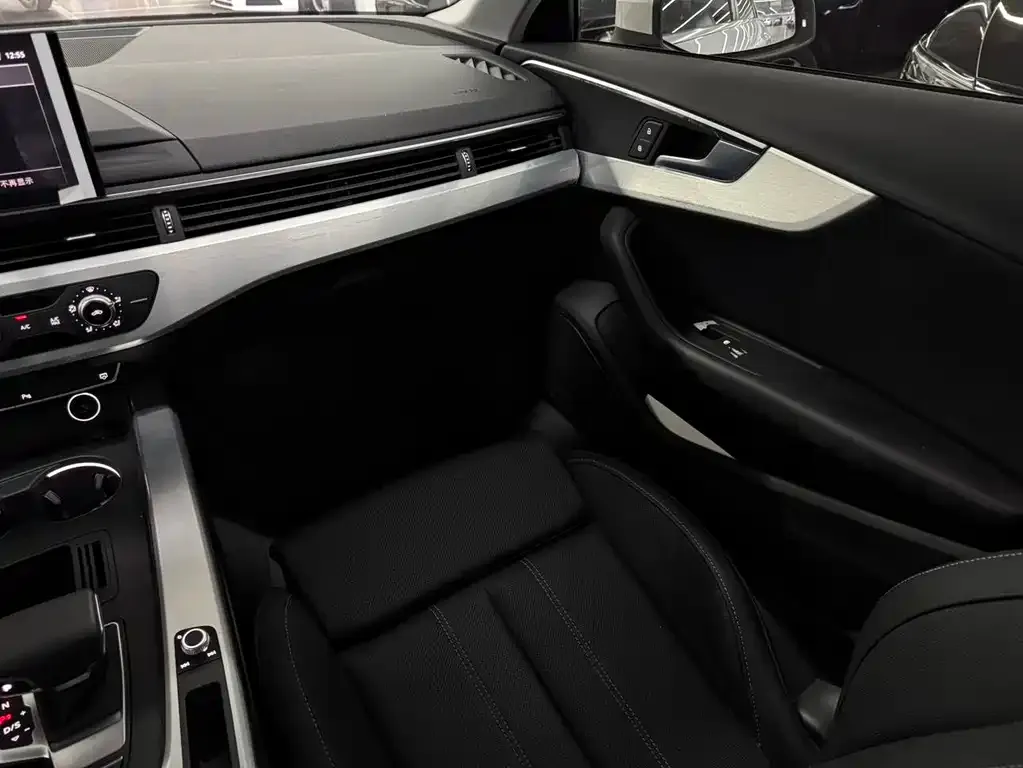 Audi A4L 2021 из CN, фото 9