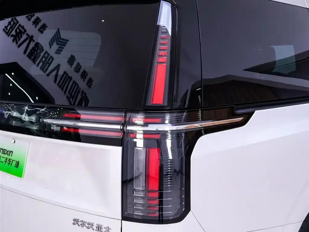Volvo EM90 2024 из CN, фото 9