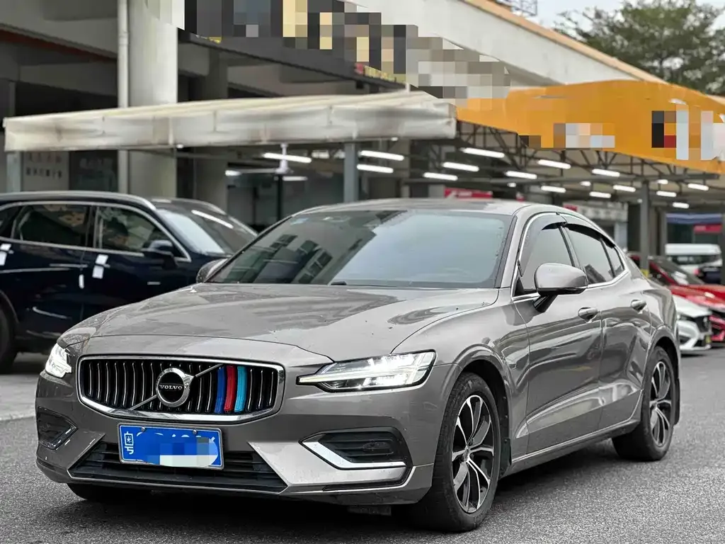 Volvo S60 — фото 1