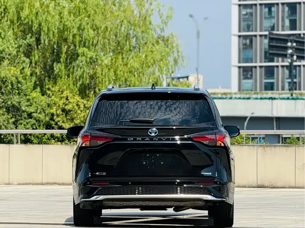 Toyota Granvia 2023 из CN, фото 4
