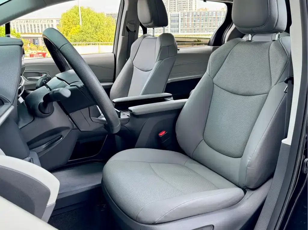 Toyota Granvia 2023 из CN, фото 5