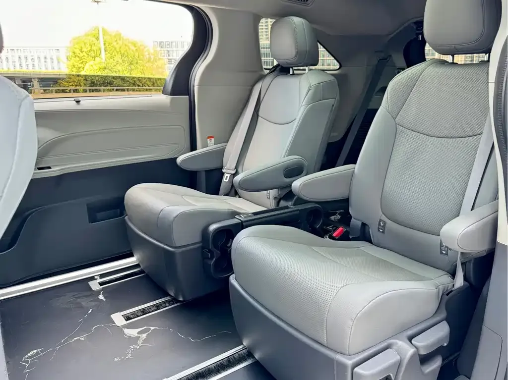 Toyota Granvia 2023 из CN, фото 7