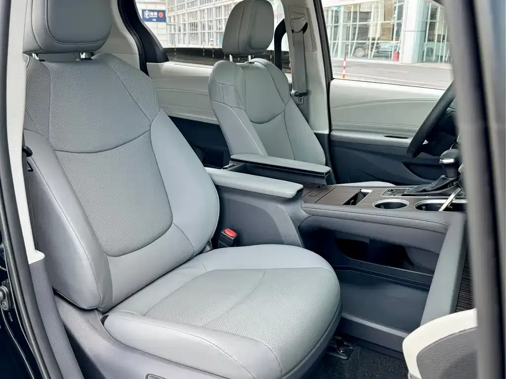 Toyota Granvia 2023 из CN, фото 9