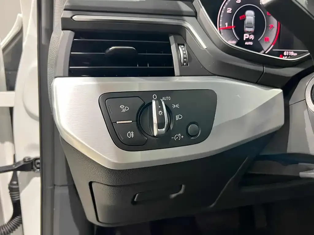 Audi A4L 2023 из CN, фото 10
