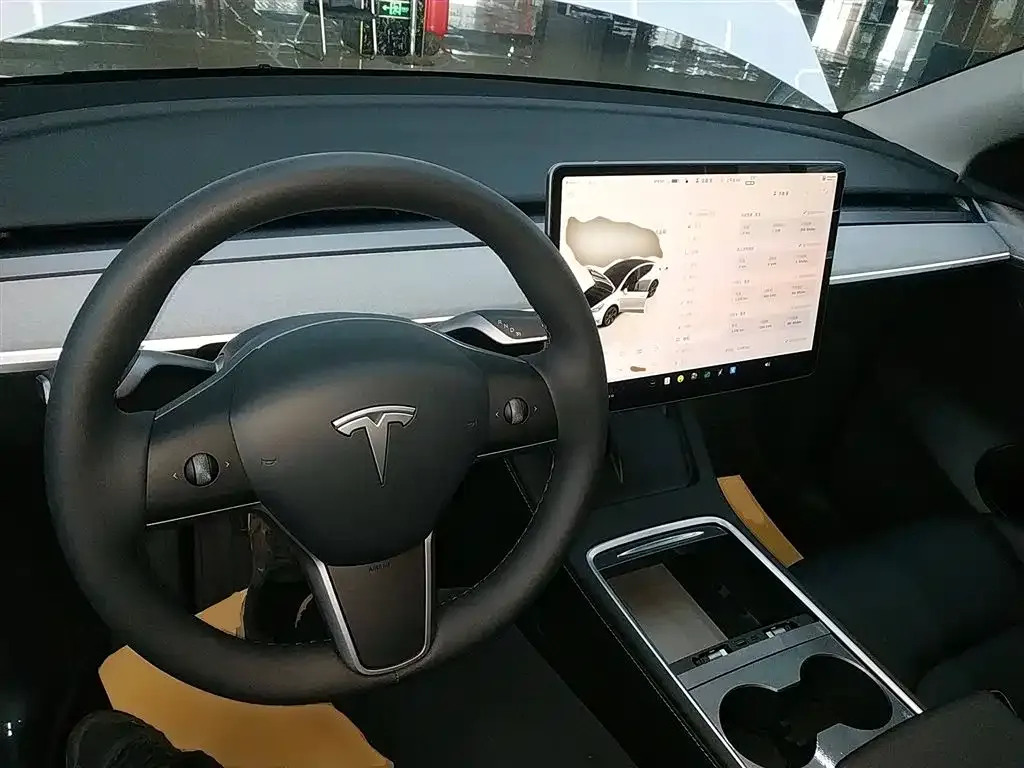 Tesla Model Y — фото 10